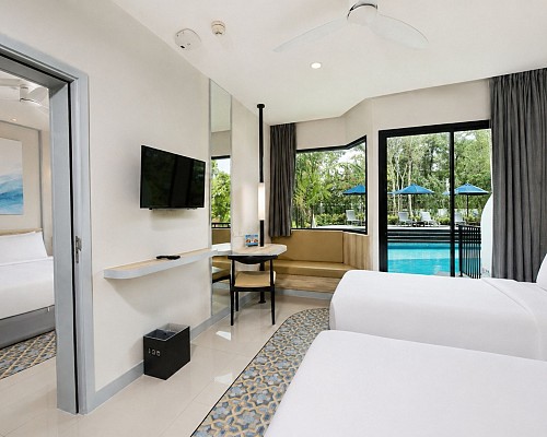Deluxe Pool Access Room